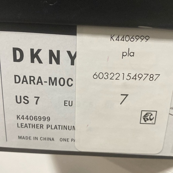 Dkny NEW Dara Quiet Luxury Business Casual Platinum Metallic Strap Flats Size 7 - Picture 11 of 12